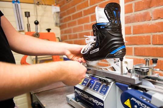 En skridsko slipas innan ishockeymatchen i SHL mellan