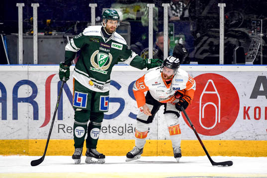Färjestads Dick Axelsson och Karlskronas Mattias Guter