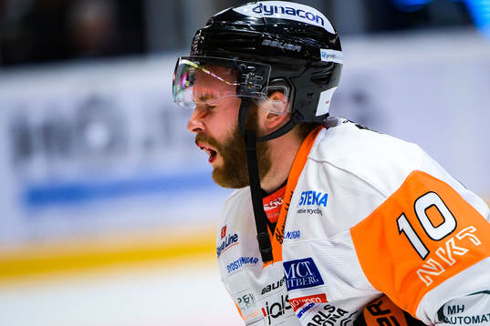 Karlskronas Mattias Guter blöder i ansiktet