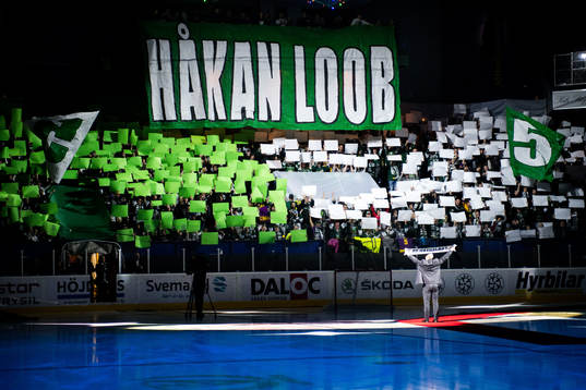 Håkan Loob blir avtackad strax innan ishockeymatchen i SHL