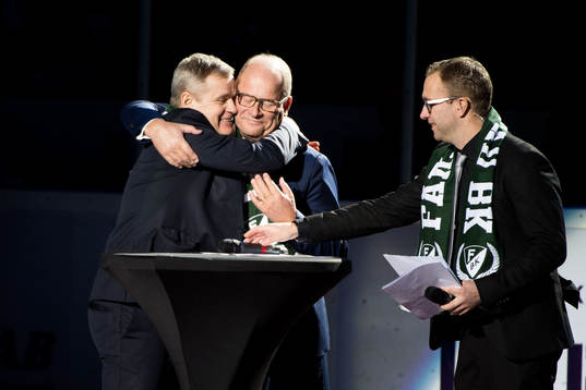 Färjestads Håkan Loob tackas av