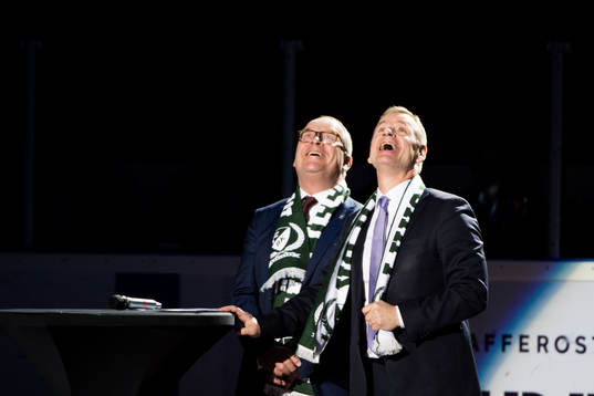 Färjestads Håkan Loob tackas av