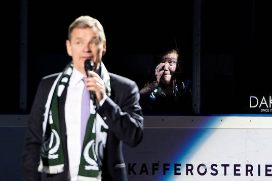 Färjestads Håkan Loob tackas av
