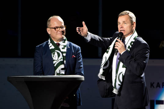Färjestads Håkan Loob tackas av