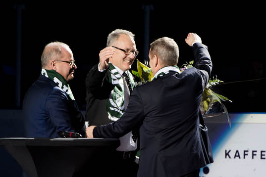 Färjestads Håkan Loob tackas av