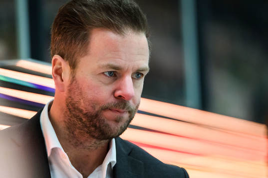 Karlskronas assisterande tränare Mikael Aaro deppar