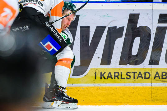 Färjestads Ilari Melart i en trång situation