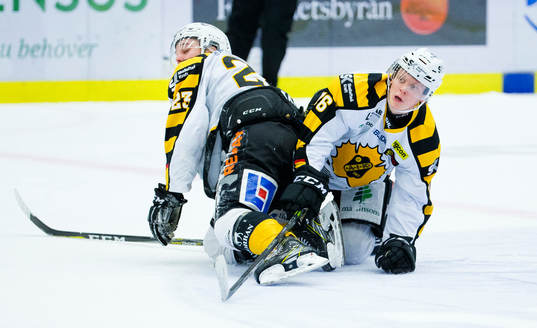 Skellefteås Mark Katic och Linus Lindström krockar och