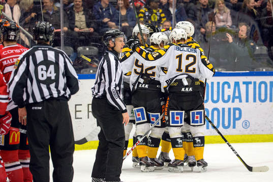 Skellefteås Jonathan Pudas jublar med lagkamrater