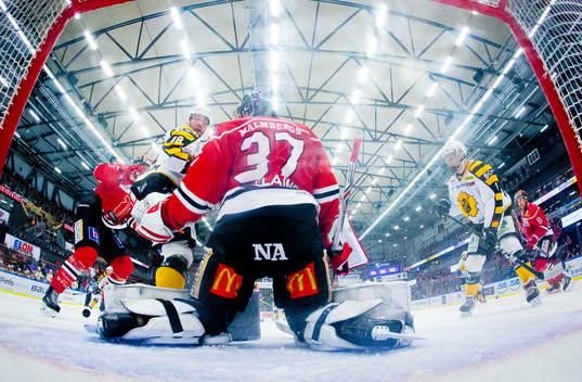 Skellefteås Pontus Petterström och Örebros målvakt Eero