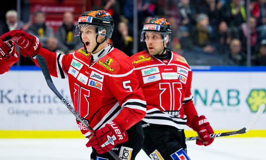 Örebros Gustav Backström och Viktor Ekbom jublar vid 1-0