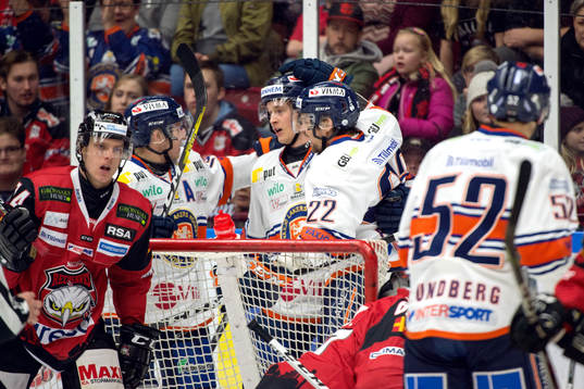 Växjös Elias Pettersson jublar med lagkamrater