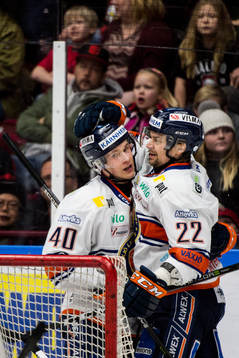 Växjös Elias Pettersson kramas om av Janne Pesonen
