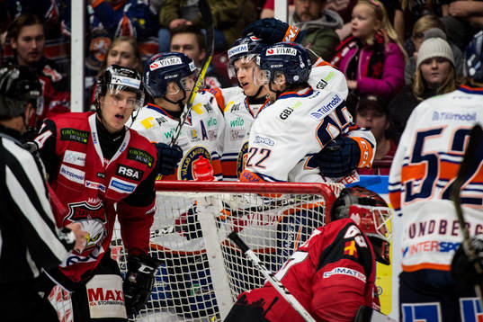 Växjös Elias Pettersson (m) jublar med lagkamrater