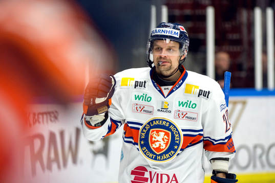 Växjös Janne Pesonen jublar med lagkamrater