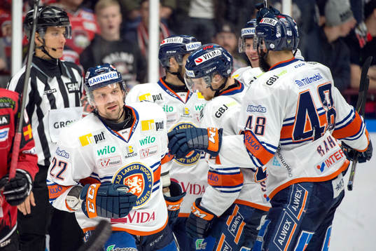 Växjös Janne Pesonen jublar med lagkamrater