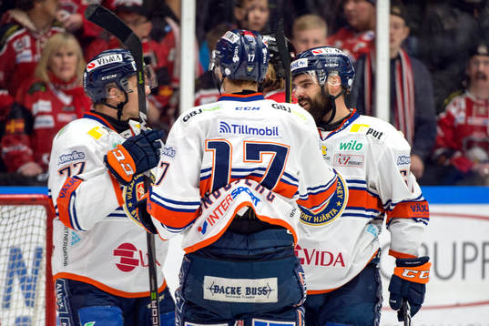 Växjös Linus Fröberg jublar med lagkamrater