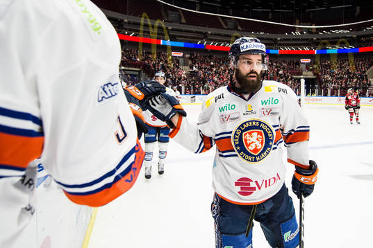 Växjös Linus Fröberg jublar