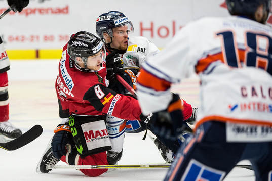 Malmö Redhawks Johan Olofsson och Växjös Oliver Bohm