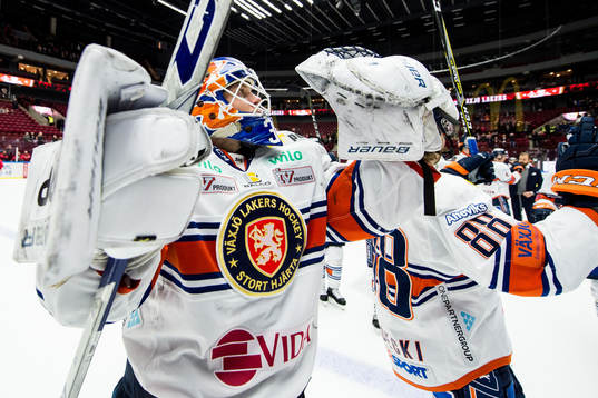 Växjös målvakt Viktor Fasth jublar
