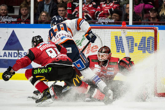 Växjös Elias Pettersson oroar mot Malmö Redhawks