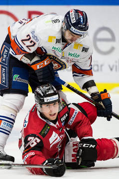 Malmö Redhawks Axel Wemmenborn trycks ner av Växjös