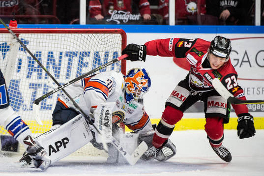 Malmö Redhawks Christoffer Forsberg kolliderar med