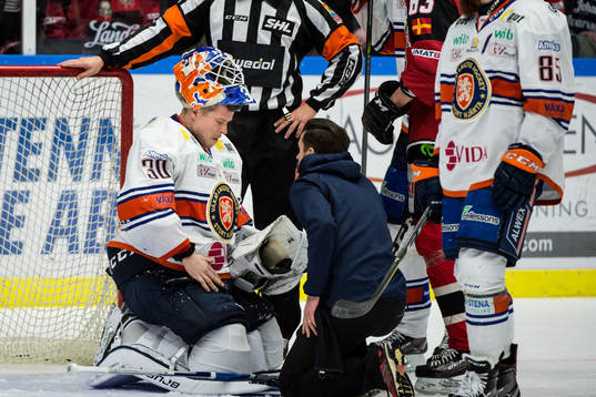Växjös målvakt Viktor Fasth har ont