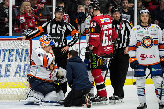 Växjös målvakt Viktor Fasth har ont