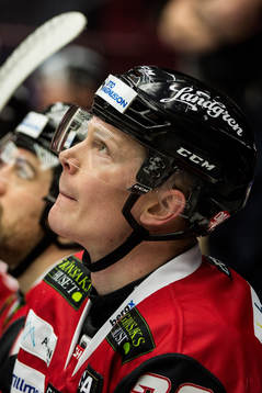 Malmö Redhawks Lars Bryggman deppar i båset