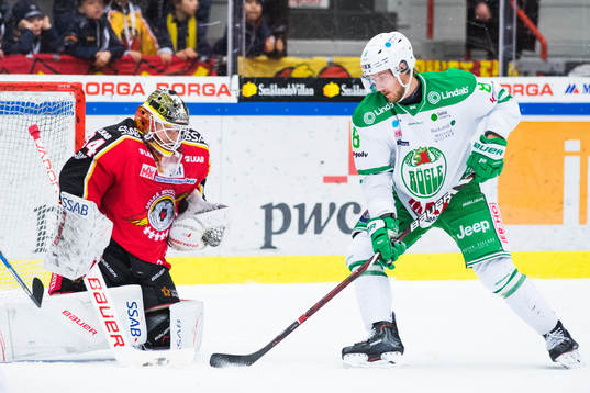 Rögles Linus Sandin och Luleås målvakt Joel Lassinatti