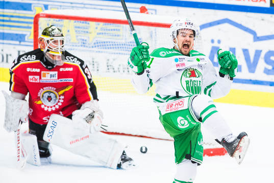 Rögles Kevin Gagné jublar och Luleås målvakt Joel