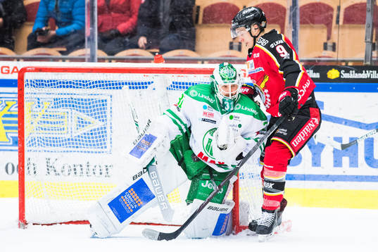 Rögles målvakt Ville Kolppanen och Luleås Johan Forsberg
