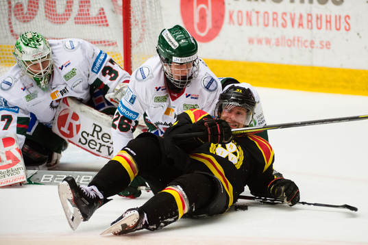 Brynäs Jonathan Granström oroar framför Frölundas