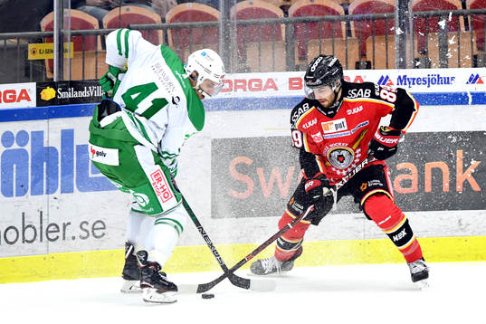 Rögles Daniel Widing och Luleås Ryan Johnston