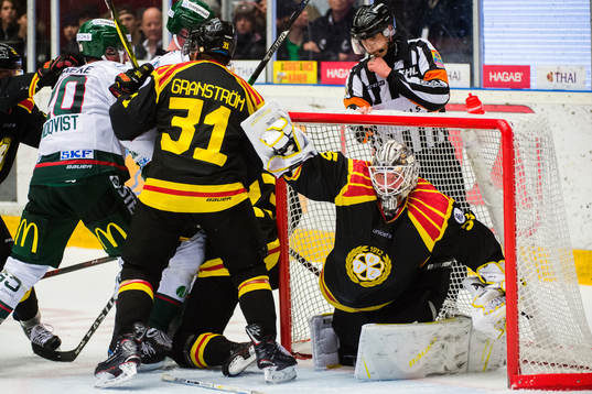 Stökigt framför Brynäs målvakt David Rautio