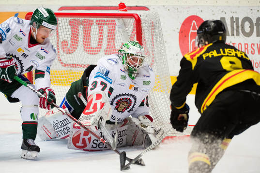 Brynäs Aaron Palushaj oroar framför Frölundas Simon