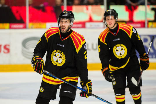 Brynäs Drew Miller och Linus Ölund jublar