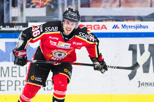 Luleås Emil Larsson grinar illa