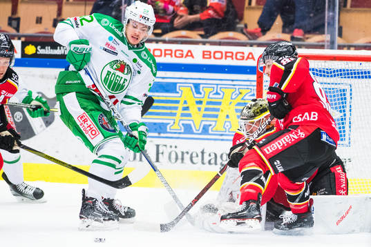 Rögles Lucas Elvenes framför Luleås målvakt Joel