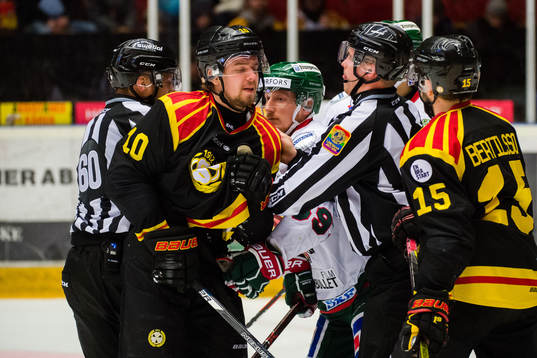 Frölundas Simon Hjalmarsson med ett slag mot Brynäs
