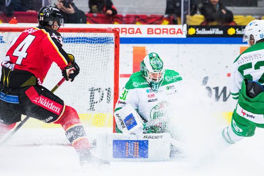 Luleås Johan Harju och Rögles målvakt Ville Kolppanen