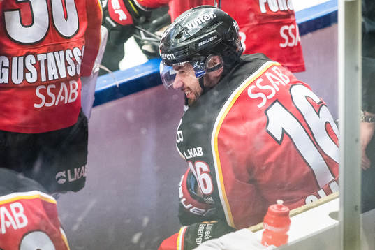 Luleås Niklas Olausson grinar illa