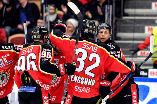 Luleås Johan Harju jublar med lagkamrater