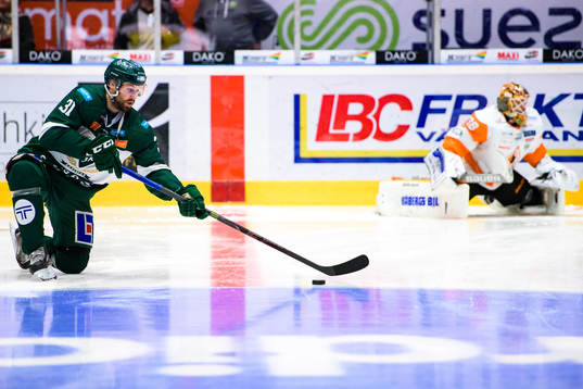 Färjestads Dick Axelsson och Karlskronas målvakt Johannes