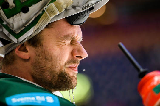 Färjestads målvakt Lars Haugen svalkar sig