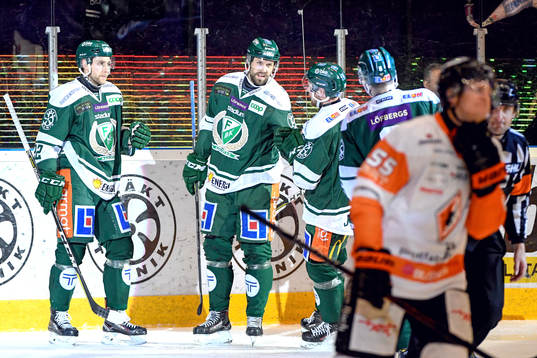 Färjestads Dick Axelsson jublar med lagkamrater