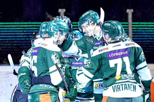 Färjestads Joakim Nygård jublar med lagkamrater