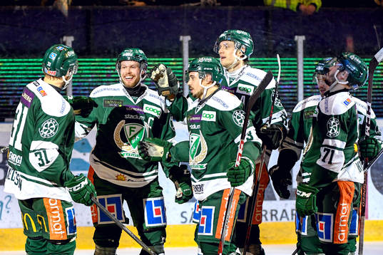 Färjestads Alexander Johansson jublar med lagkamrater