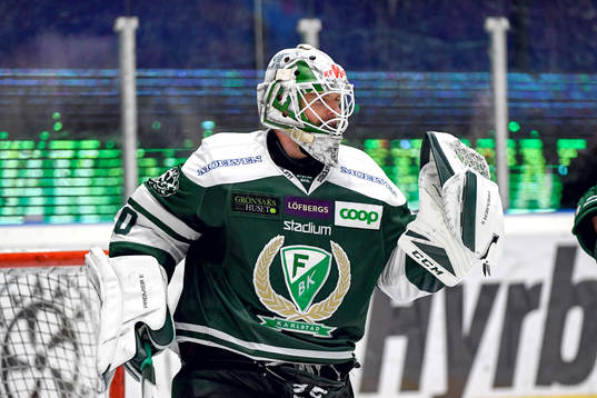 Färjestads målvakt Lars Haugen jublar